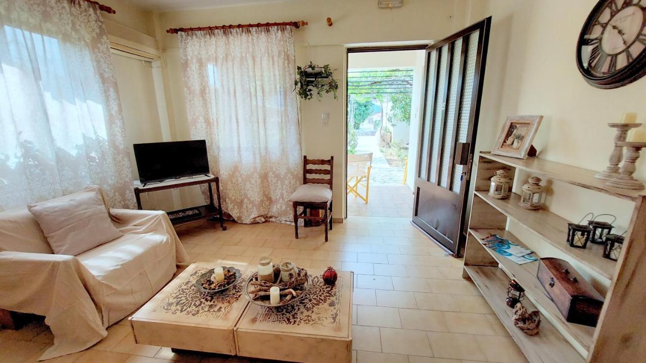 Lourantos Studios & Apartments Vathí Kültér fotó